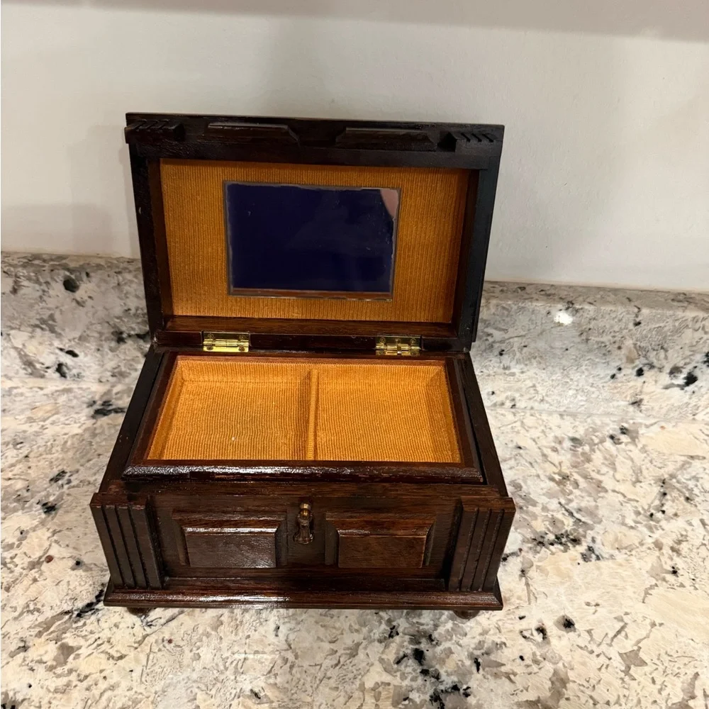 Vintage London Leather Musical Jewlery box